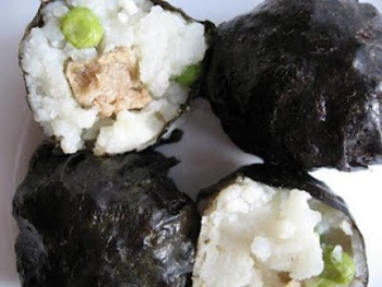 Onigiri (japán rizsgombócok) zöldborsóval és fokhagymás szejtánnal