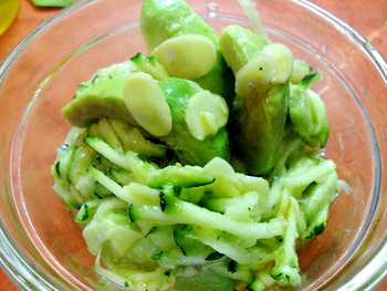 Mandulapelyhes Avokádó saláta