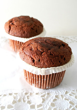 Karobos-mogyorókrémes-aszalt szilvás vegán muffin