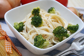 Zabtejszínes-tofus-póréhagymás-brokkolis spagetti