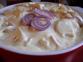 Szójamajonézes- lilahagymás krumplisaláta lakto-vega