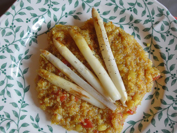 Currys-mandulás quinoa sült spárgával
