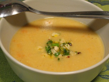 Vöröslencse leves mogyorós bazsalikom-pesztóval