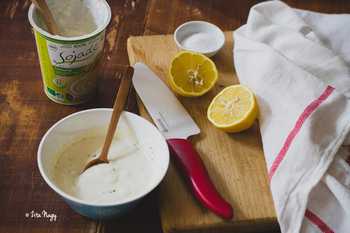 Vegán tavaszi zöldséges quinoa tál citromos joghurt szósszal