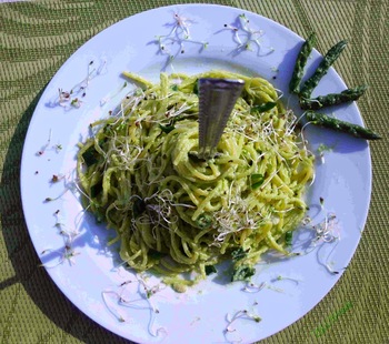 Zöld spagetti zöld spárgás pestóval (gluténmentes)