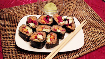 Kinoás sushi avokádóval és céklával