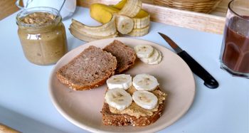 Mogyoróvajas-banános szendvics – vegán reggeli ötlet